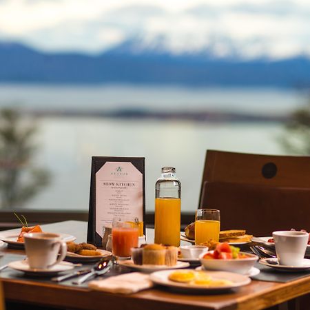 Arakur Ushuaia Resort & Spa Dış mekan fotoğraf Breakfast at the Lake House