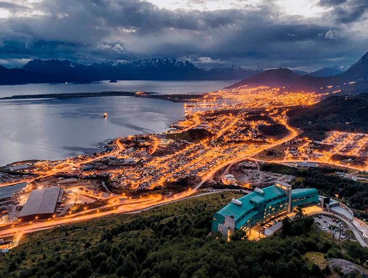Arakur Ushuaia Resort & Spa Dış mekan fotoğraf View of Ushuaia at night