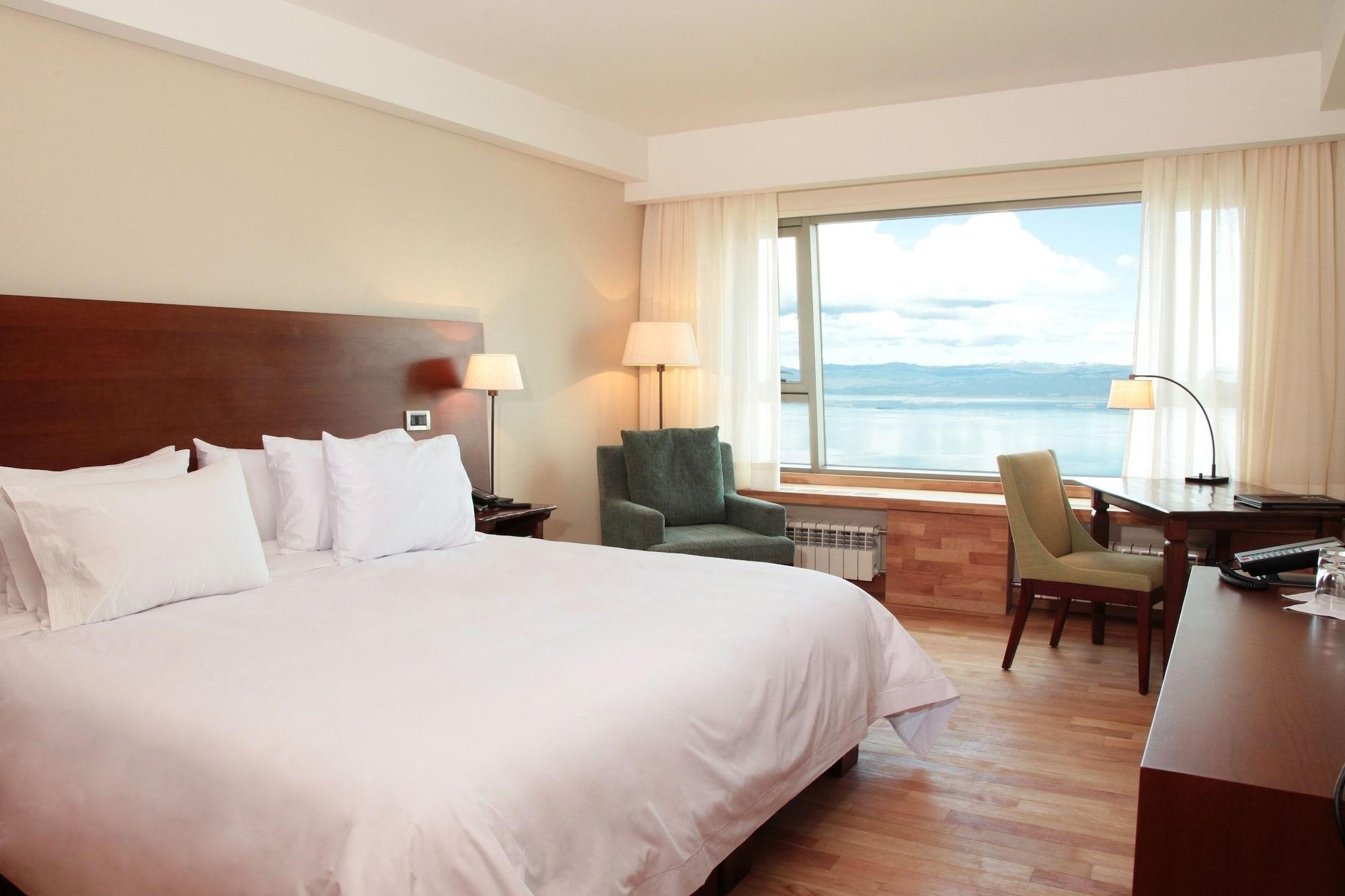 Arakur Ushuaia Resort & Spa Dış mekan fotoğraf A room at the Hotel Lake Titicaca